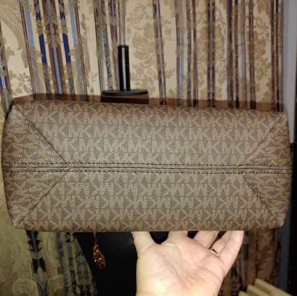 Jet Set Chain Large Shoulder Tote in Brown/Tan - Picture 4 of 8